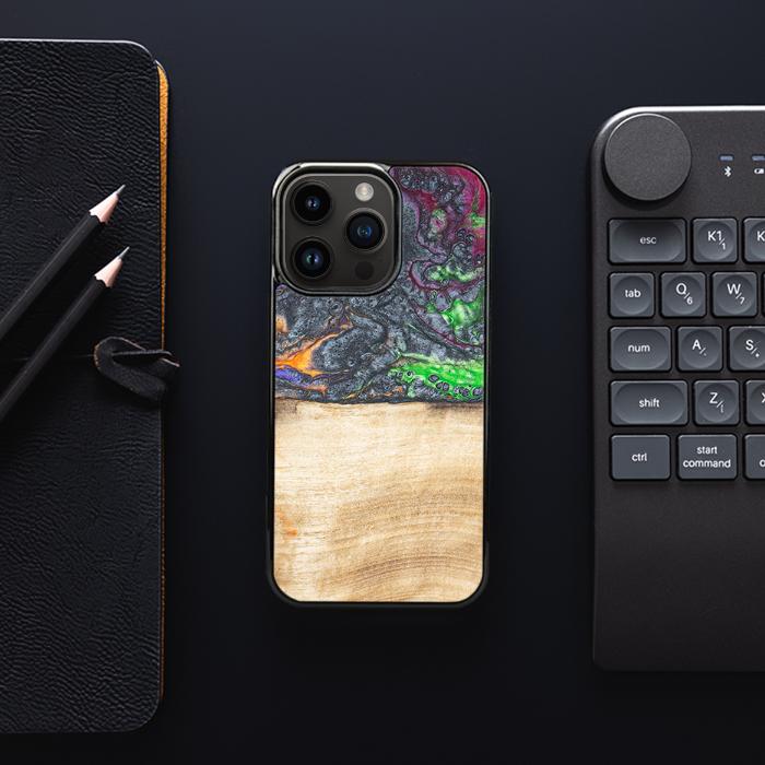 iPhone 15 Pro Handyhülle aus Harz und Holz - Synergy#F2