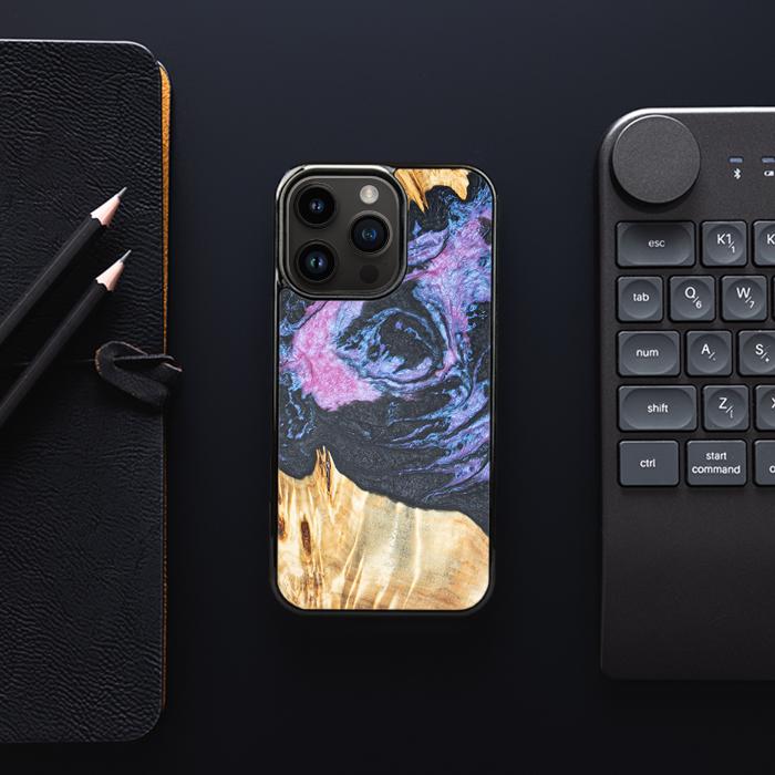 iPhone 15 Pro Handyhülle aus Harz und Holz - Synergy#F25