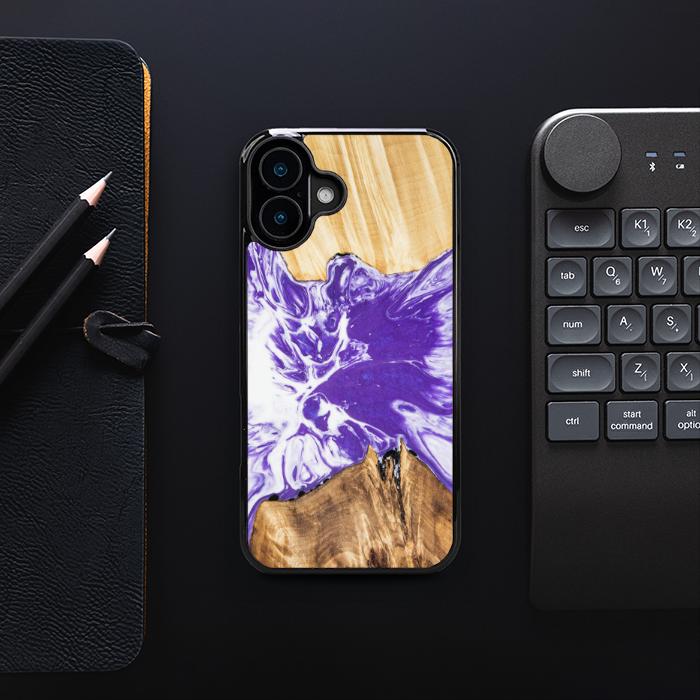 iPhone 16 Plus Handyhülle aus Harz und Holz - Synergy#A78