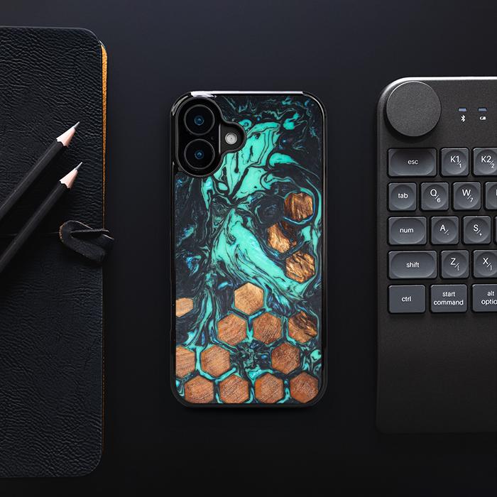 iPhone 16 Plus Handyhülle aus Harz und Holz - Synergy#F23