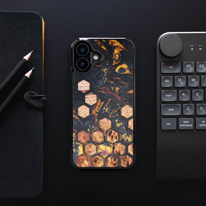 iPhone 16 Plus Handyhülle aus Harz und Holz - Synergy#F26