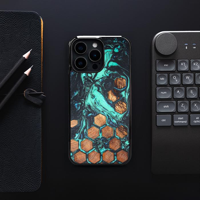 iPhone 16 Pro Max Handyhülle aus Harz und Holz - Synergy#F23