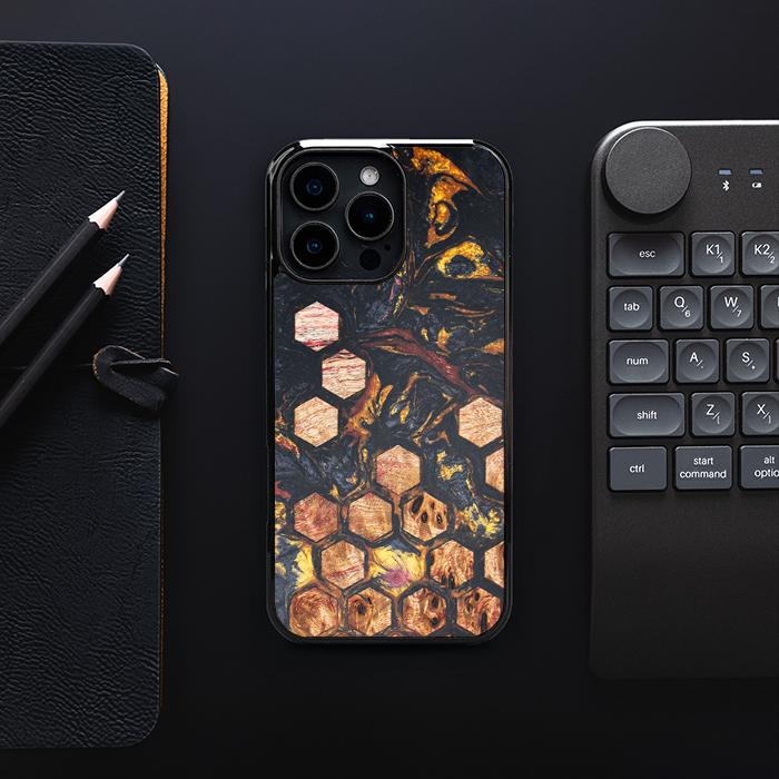 iPhone 16 Pro Max Handyhülle aus Harz und Holz - Synergy#F26