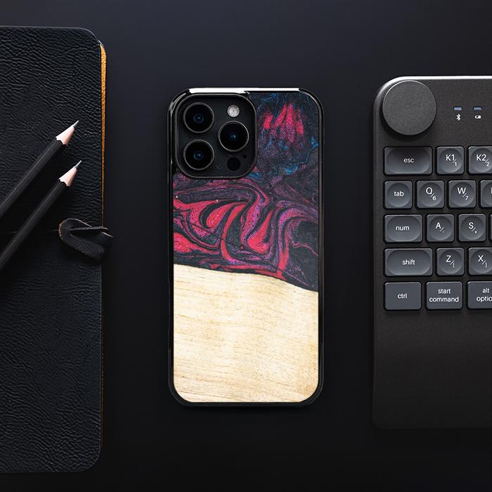 iPhone 16 Pro Max Handyhülle aus Harz und Holz - Synergy#F5