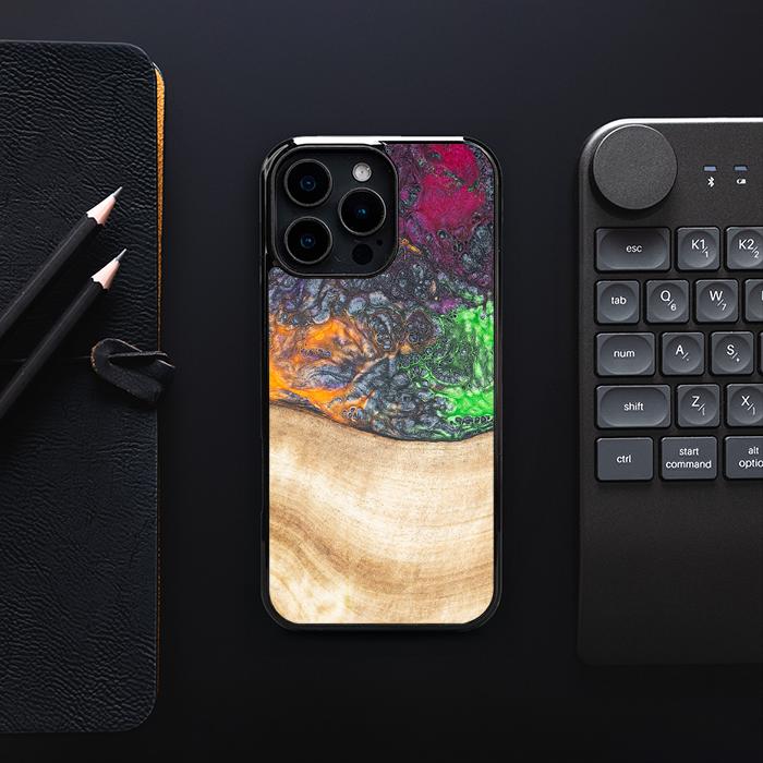 iPhone 16 Pro Max Handyhülle aus Harz und Holz - Synergy#F6