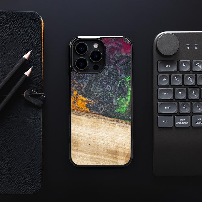 iPhone 16 Pro Max Handyhülle aus Harz und Holz - Synergy#F8