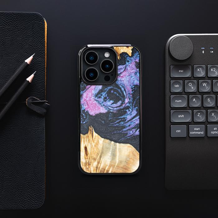 iPhone 16 Pro Handyhülle aus Harz und Holz - Synergy#F25