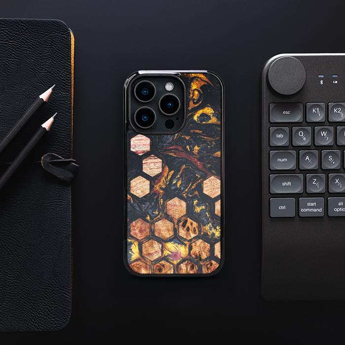 iPhone 16 Pro Handyhülle aus Harz und Holz - Synergy#F26