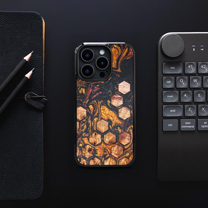 iPhone 16 Pro Handyhülle aus Harz und Holz - Synergy#F38