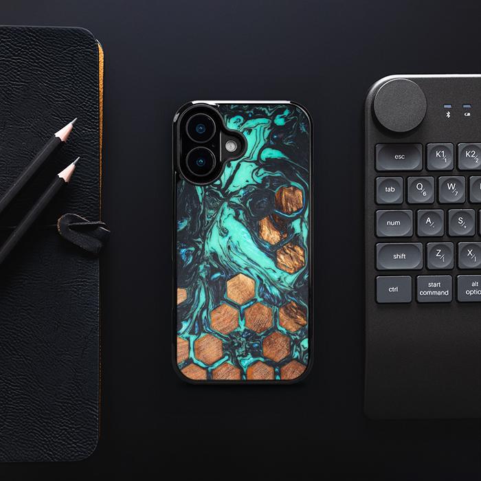 iPhone 16 Handyhülle aus Harz und Holz - Synergy#F23