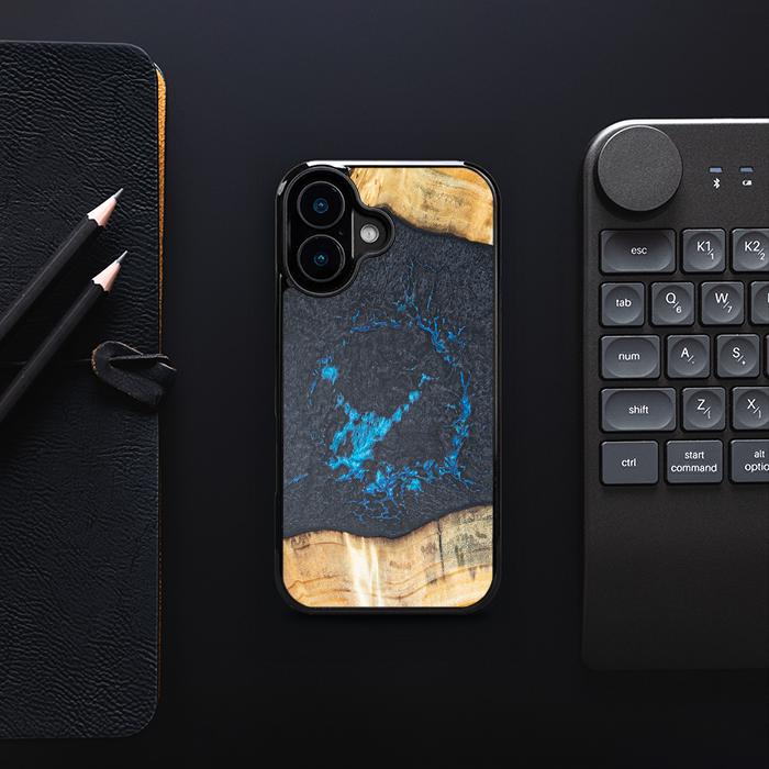 iPhone 16 Handyhülle aus Harz und Holz - Synergy#F35