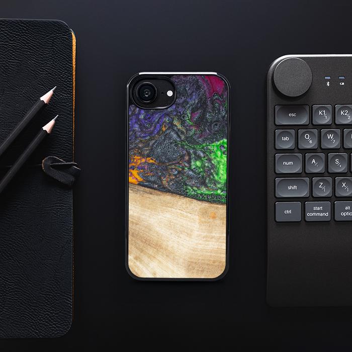 iPhone 16e Handyhülle aus Harz und Holz - Synergy#F10