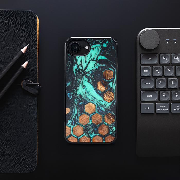 iPhone 16e Handyhülle aus Harz und Holz - Synergy#F23