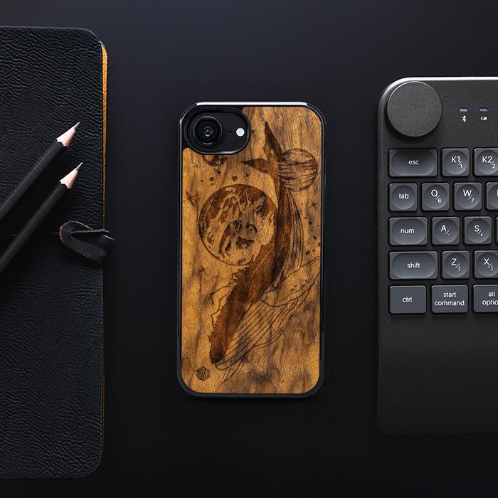 iPhone 16e Handyhülle aus Holz - Cosmic Whale