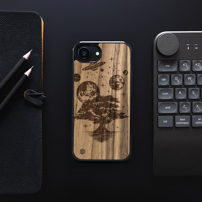 iPhone 16e Handyhülle aus Holz - Galactic Garden
