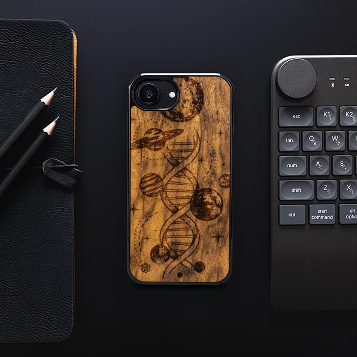 iPhone 16e Handyhülle aus Holz - Space DNA (Imbuia)
