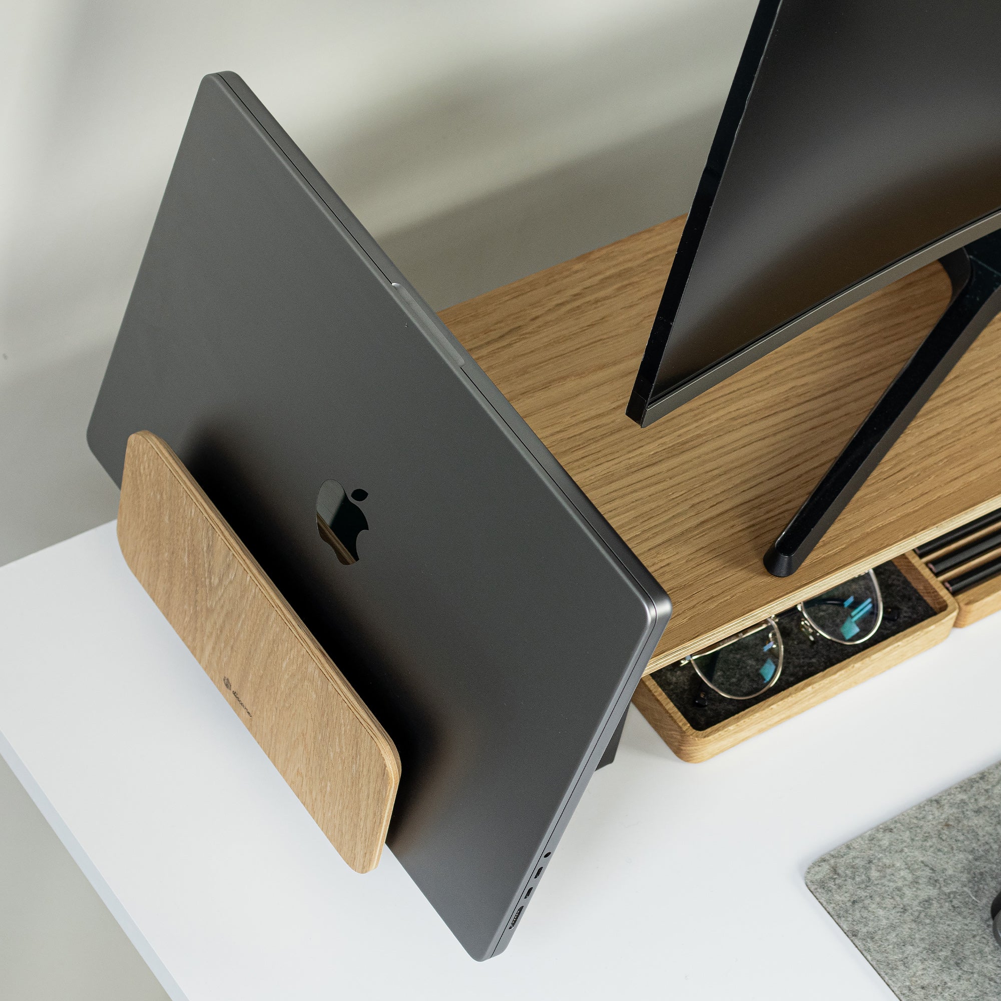Laptophalter für Schreibtisch-Setup Eiche – Weißstahl