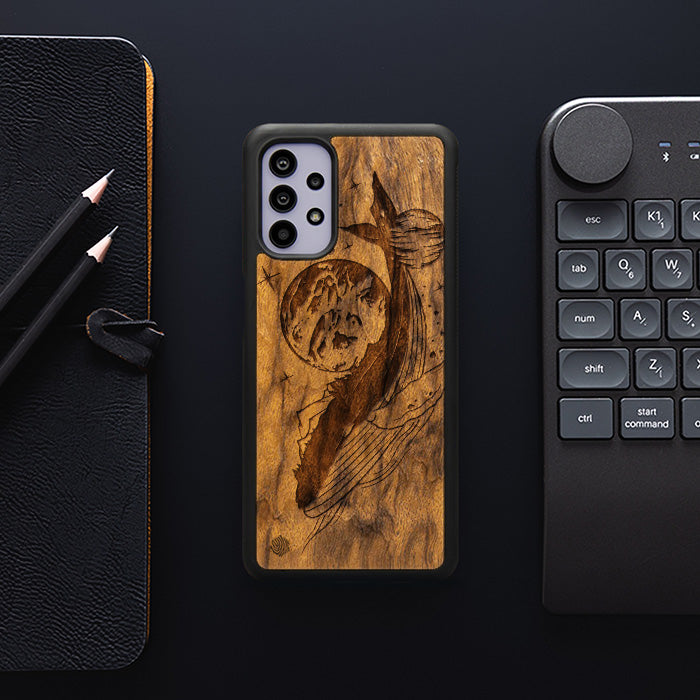 Samsung Galaxy A32 5G Handyhülle aus Holz - Cosmic Whale