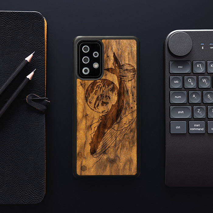 Samsung Galaxy A73 5G Handyhülle aus Holz - Cosmic Whale