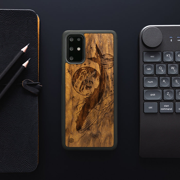 Samsung Galaxy S20 Plus Handyhülle aus Holz - Cosmic Whale