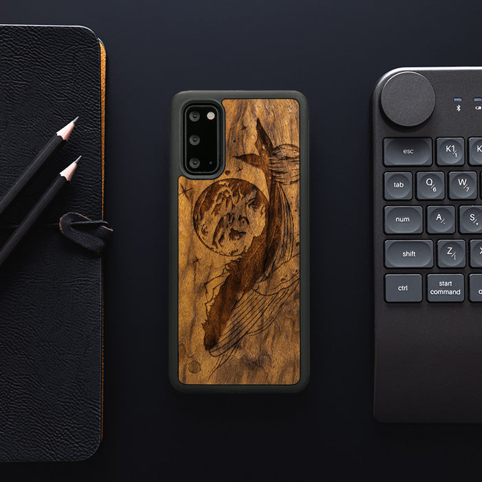 Samsung Galaxy S20 Handyhülle aus Holz - Cosmic Whale