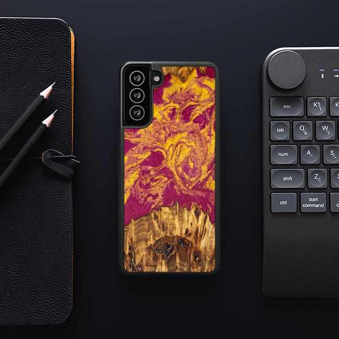Samsung Galaxy S21 FE Handyhülle aus Harz und Holz - Synergy#E11