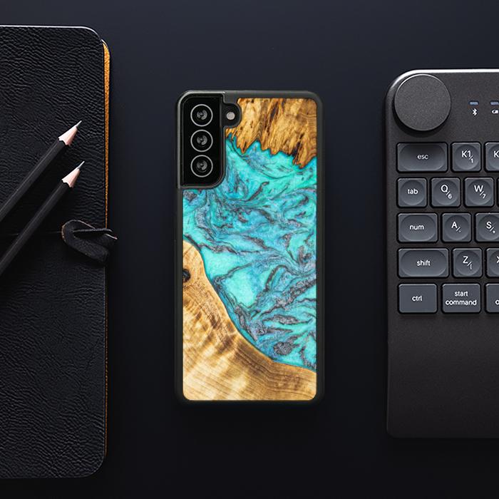 Samsung Galaxy S21 FE Handyhülle aus Harz und Holz - Synergy#E13
