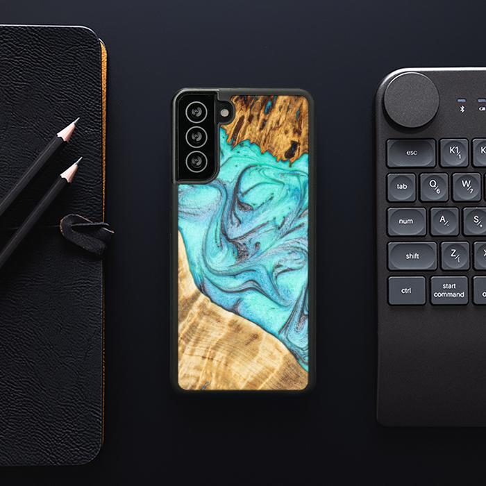 Samsung Galaxy S21 FE Handyhülle aus Harz und Holz - Synergy#E16