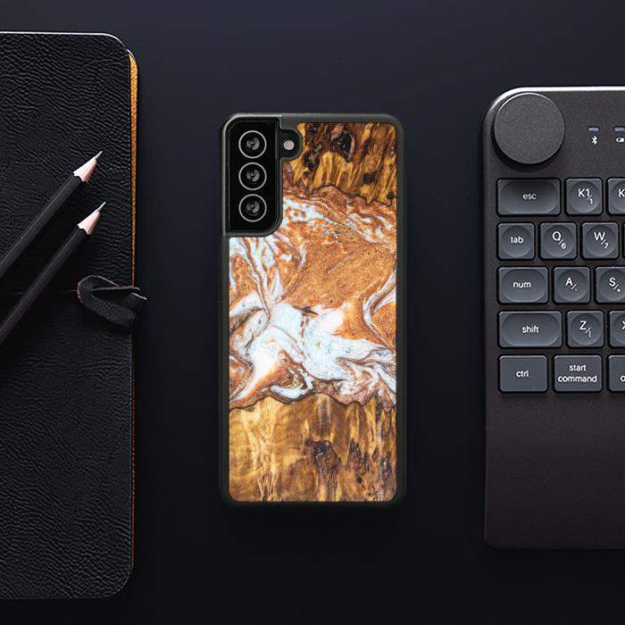 Samsung Galaxy S21 FE Handyhülle aus Harz und Holz - Synergy#E18
