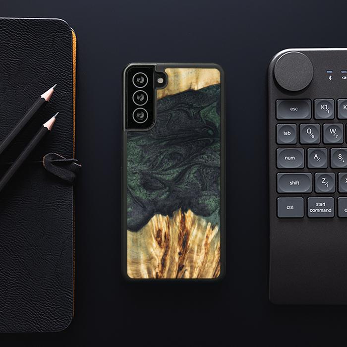 Samsung Galaxy S21 FE Handyhülle aus Harz und Holz - Synergy#E25