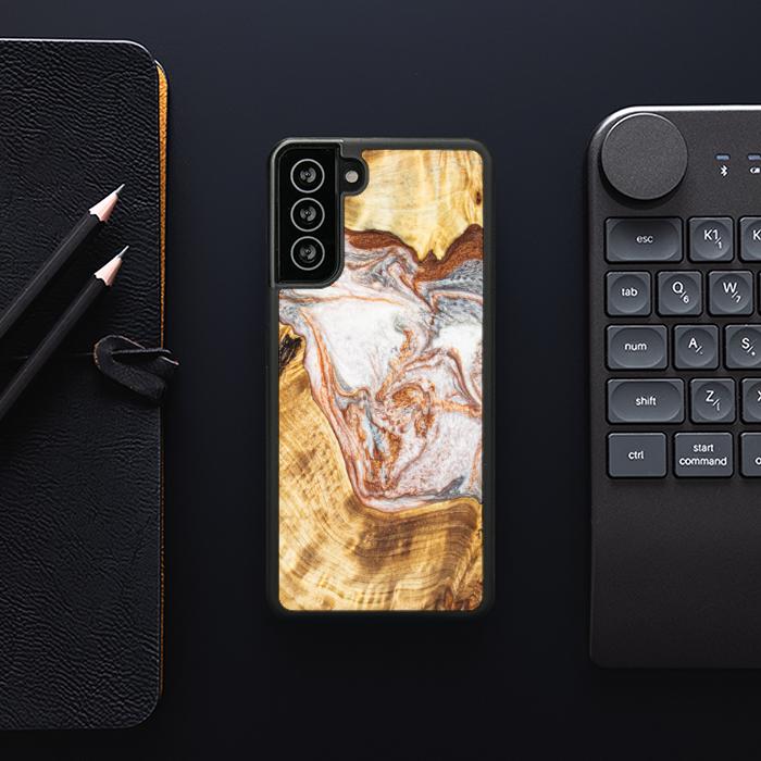 Samsung Galaxy S21 FE Handyhülle aus Harz und Holz - Synergy#E5