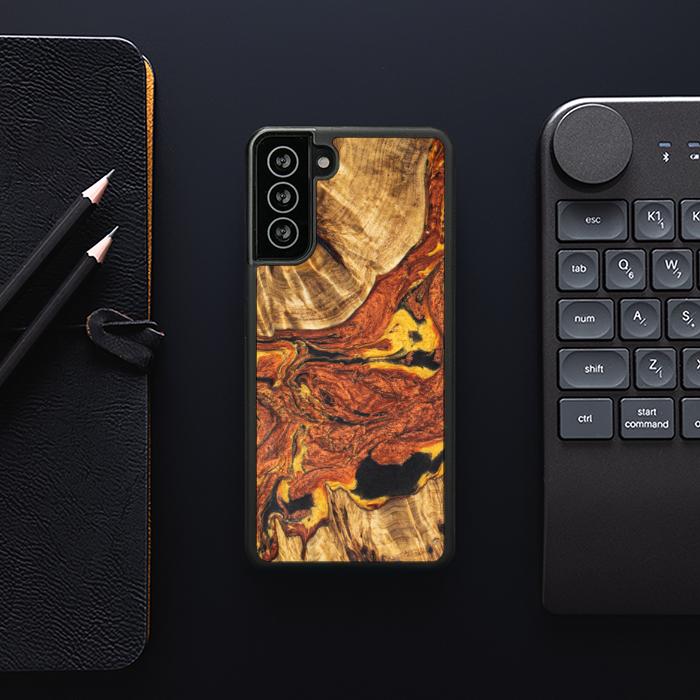 Samsung Galaxy S21 FE Handyhülle aus Harz und Holz - Synergy#E6