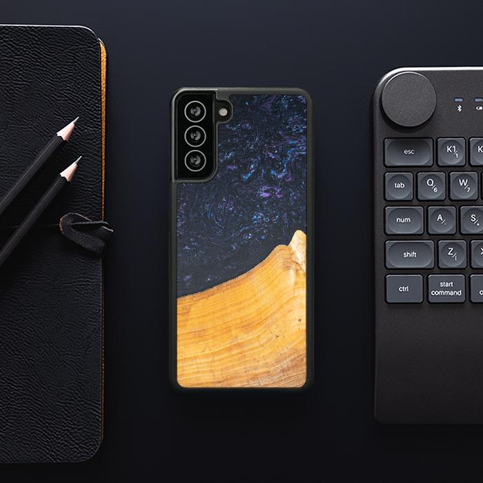Samsung Galaxy S21 FE Handyhülle aus Harz und Holz - Synergy#F37