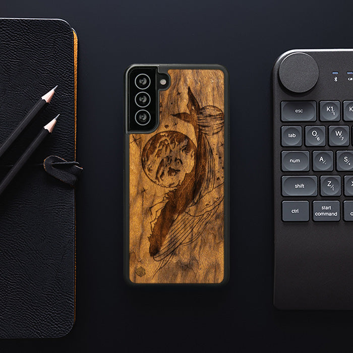 Samsung Galaxy S21 FE Handyhülle aus Holz - Cosmic Whale