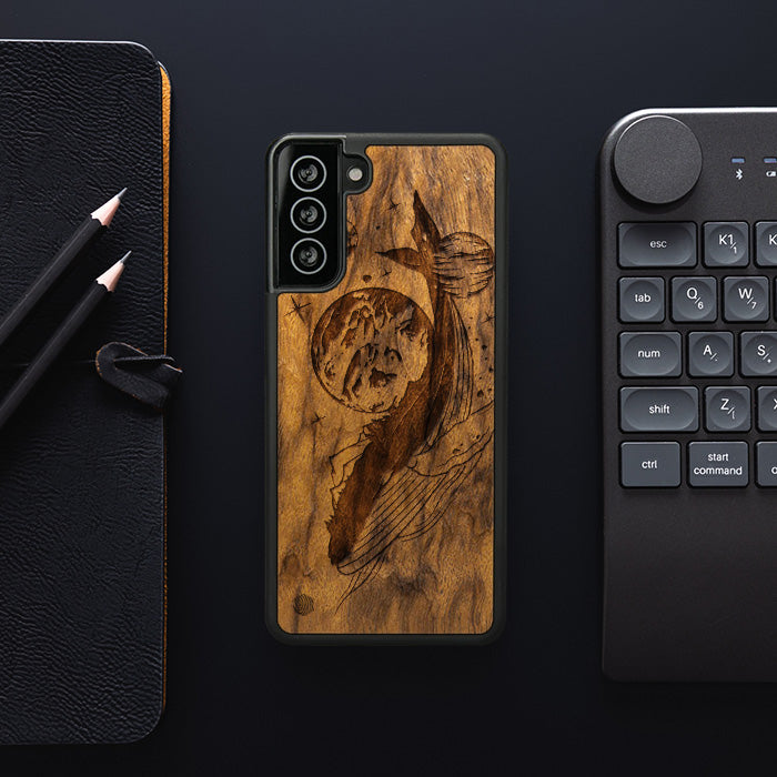Samsung Galaxy S21 Plus Handyhülle aus Holz - Cosmic Whale