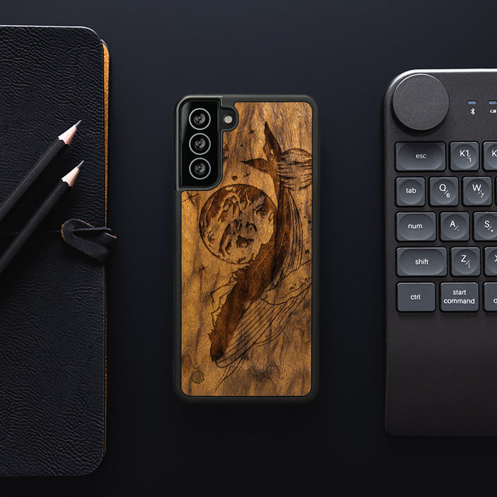 Samsung Galaxy S21 Handyhülle aus Holz - Cosmic Whale
