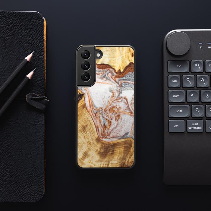 Samsung Galaxy S22 Handyhülle aus Harz und Holz - Synergy#E5