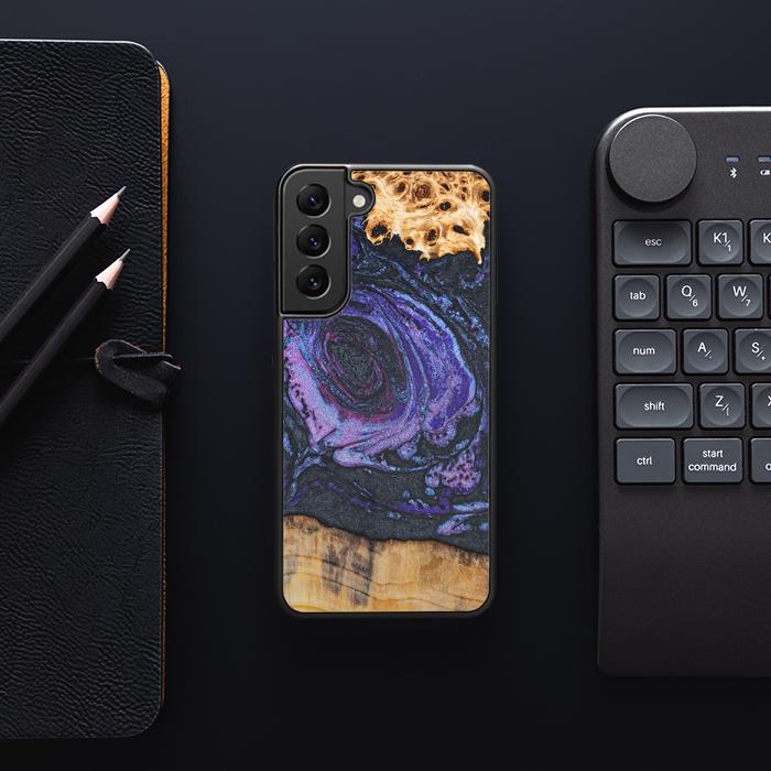 Samsung Galaxy S22 Handyhülle aus Harz und Holz - Synergy#F24