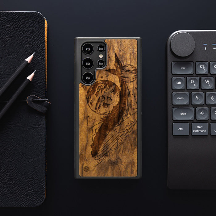 Samsung Galaxy S22 Ultra Handyhülle aus Holz - Cosmic Whale