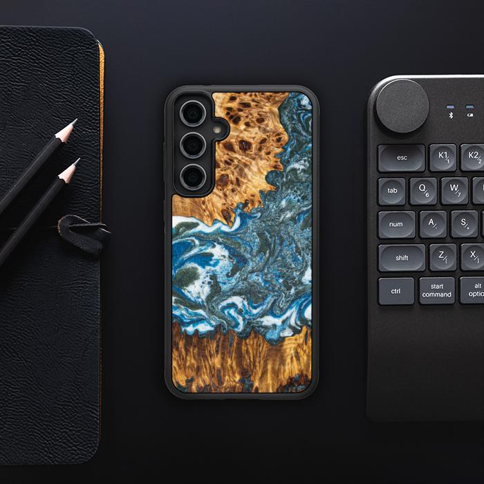 Samsung Galaxy S23 FE Handyhülle aus Harz und Holz - Synergy#E17
