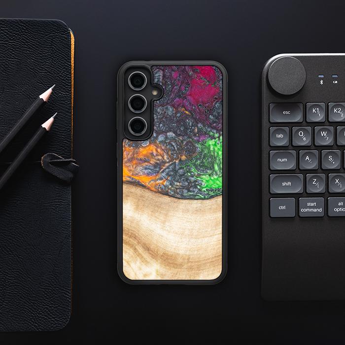 Samsung Galaxy S23 FE Handyhülle aus Harz und Holz - Synergy#F6