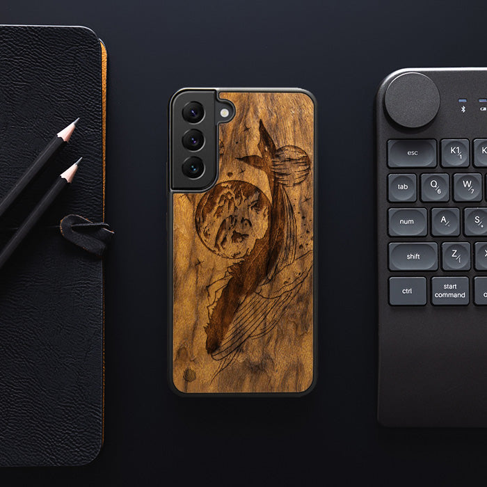 Samsung Galaxy S23 Plus Handyhülle aus Holz - Cosmic Whale