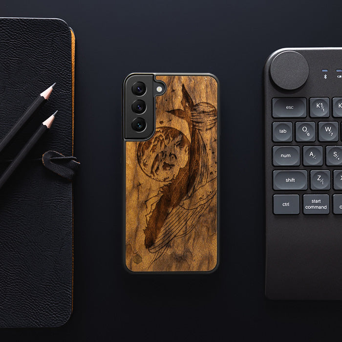 Samsung Galaxy S23 Handyhülle aus Holz - Cosmic Whale