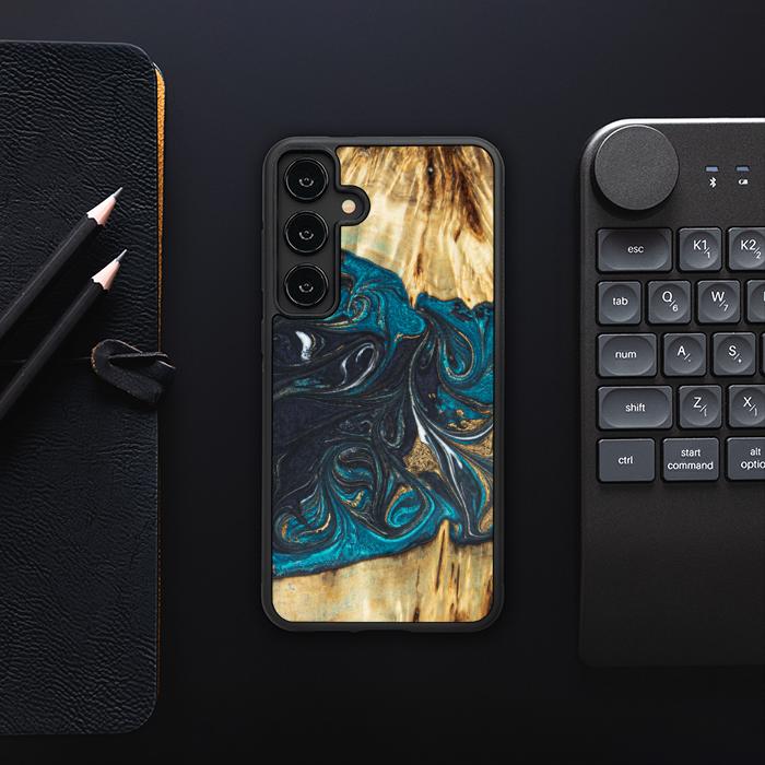 Samsung Galaxy S24 Plus Handyhülle aus Harz und Holz - SYNERGY#E1