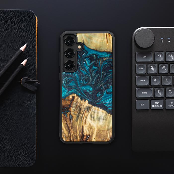 Samsung Galaxy S24 Plus Handyhülle aus Harz und Holz - Synergy#E12