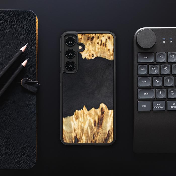 Samsung Galaxy S24 Plus Handyhülle aus Harz und Holz - Synergy#E19