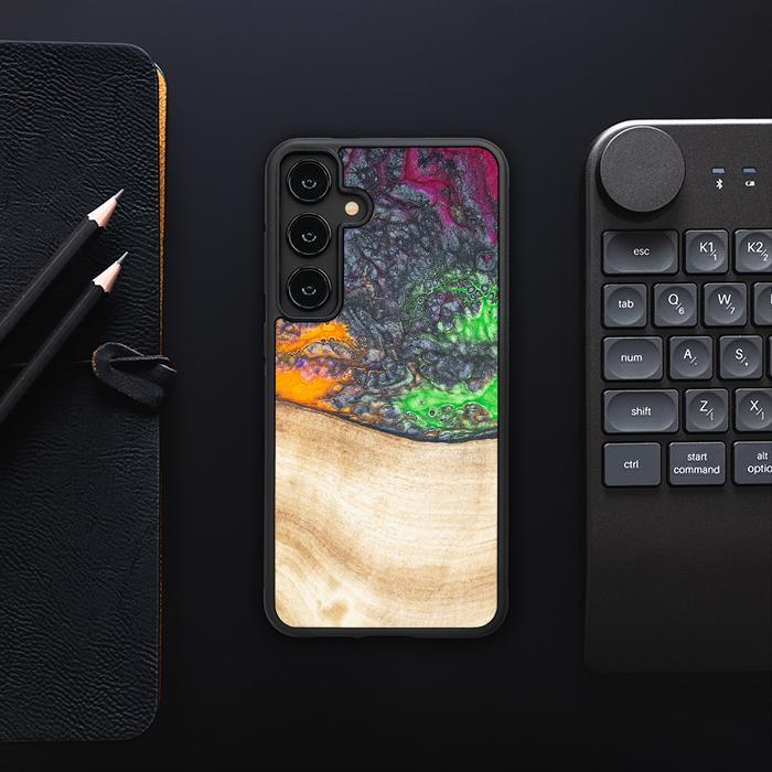 Samsung Galaxy S24 Plus Handyhülle aus Harz und Holz - Synergy#F1