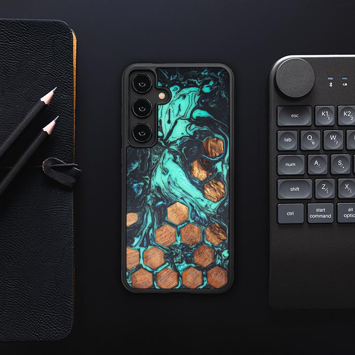 Samsung Galaxy S24 Plus Handyhülle aus Harz und Holz - Synergy#F23