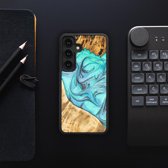 Samsung Galaxy S24 Handyhülle aus Harz und Holz - Synergy#E16