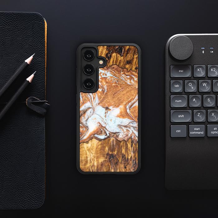 Samsung Galaxy S24 Handyhülle aus Harz und Holz - Synergy#E18